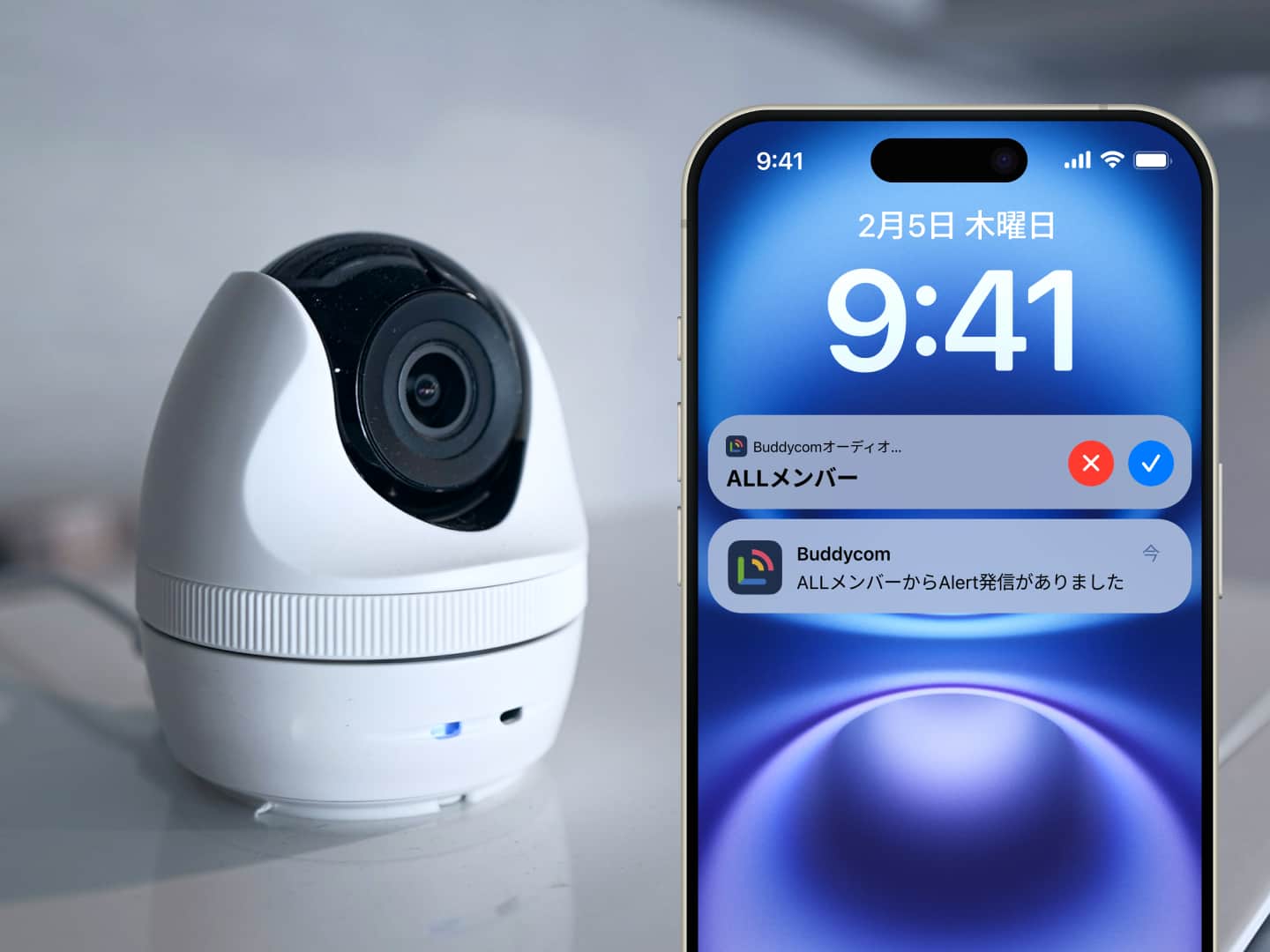 白い背景にぴったりと並んだ、交互に配置された白と薄い灰色のチェック模様。