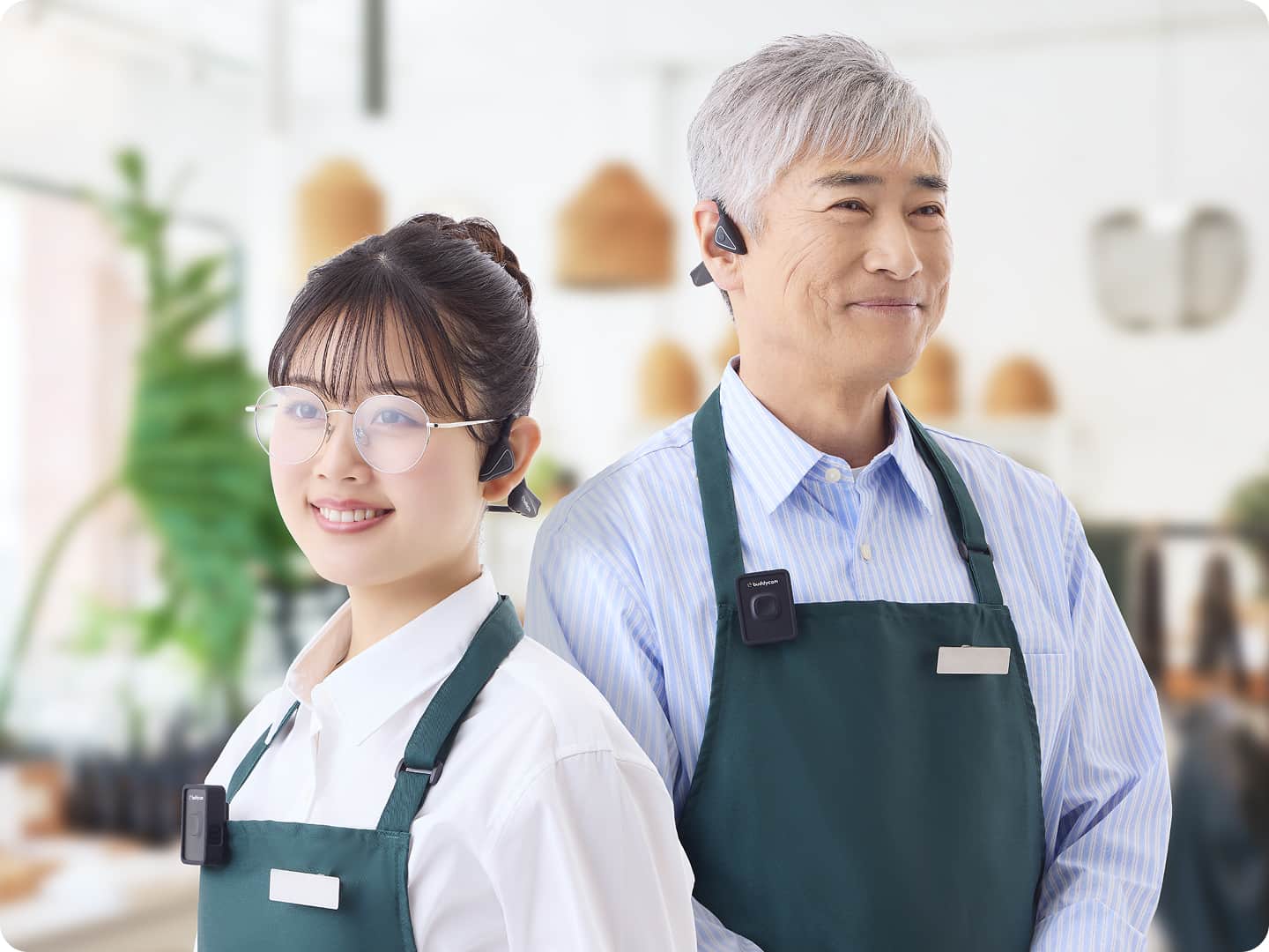 白い背景に灰色のチェック模様が施された抽象的なパターンの画像。