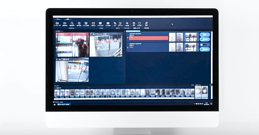 コンピュータのモニターに表示された監視カメラの映像と操作画面が映っている。