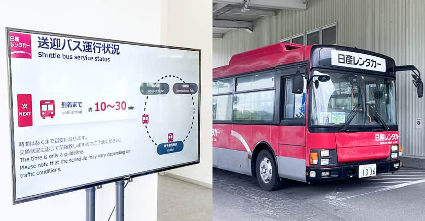シャトルバスの運行状況を表示するモニターと赤いバスが停車している風景。