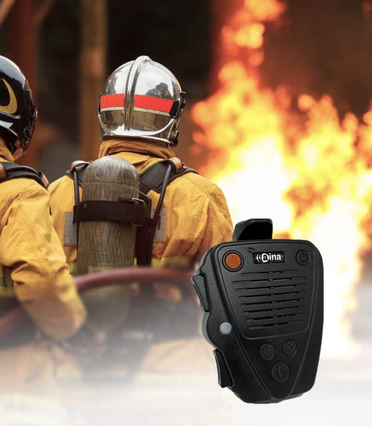 消防士が炎の前でBuddycomデバイスを使用している様子が映っています。