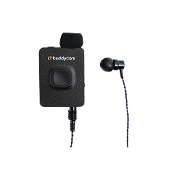 黒いボディに白いロゴの付いたマイク付きの音声デバイスが、イヤフォンと一緒に写っている。