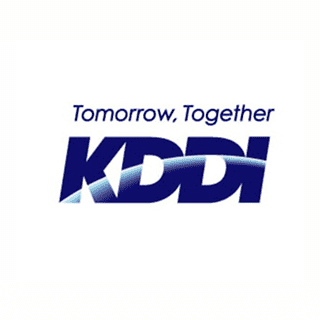 KDDIのロゴで、「Tomorrow, Together」というスローガンが記載されています。