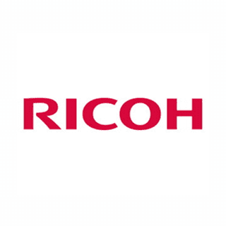 「赤い文字で「RICOH」と書かれたロゴが白背景に表示されています。」